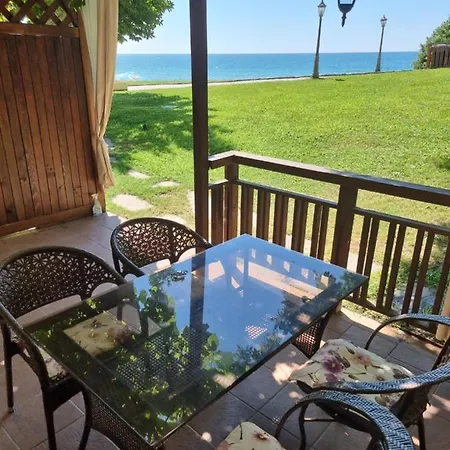 къща на брега на морето влас, Garden Of Eden Apartman Szveti Vlasz