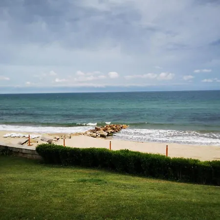 アパート къща на брега на морето влас, Garden Of Eden スヴェティ・ヴラス